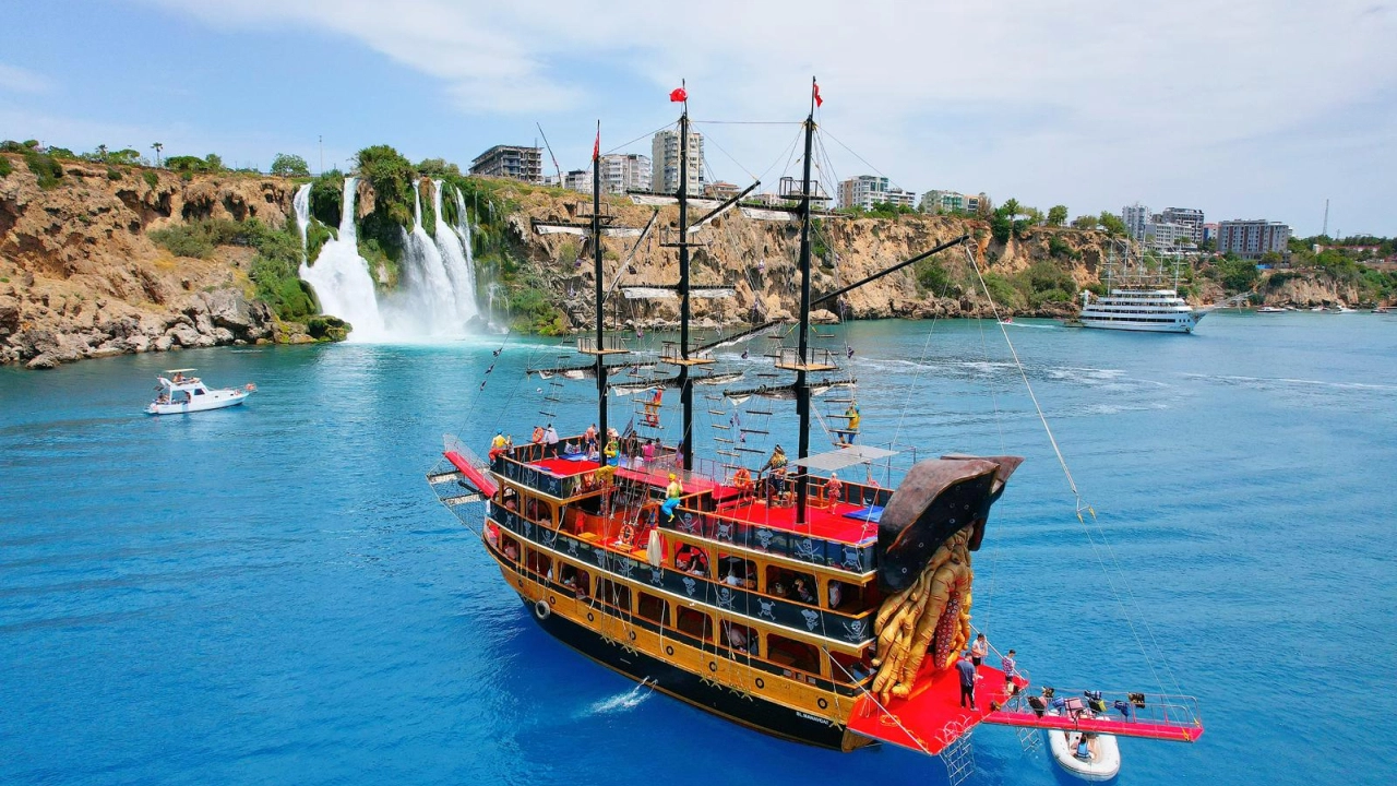 On-board entertainment and pirate atmosphere